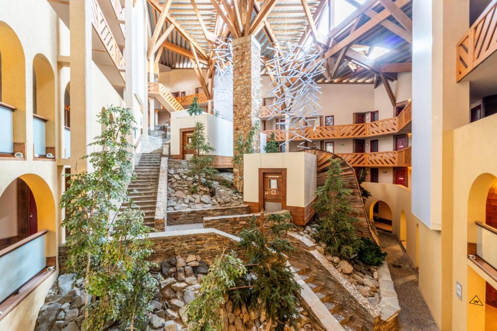 - une vue sur le hall d'un immeuble arboré dans l'établissement Ski In-Out - Heart of Val Thorens Spacious 8 Guests Apartment, WiFi 303, à Val Thorens