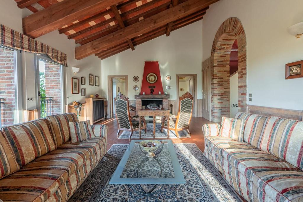 un salon avec deux canapés et une table dans l'établissement Villa Ca' Vecchia, à Olivola