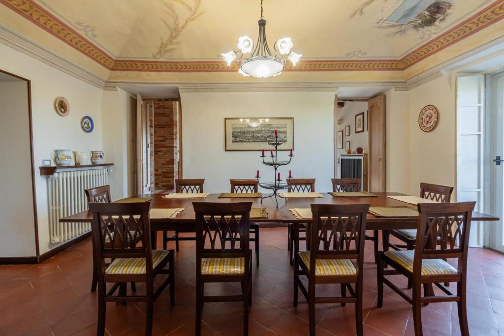 une salle à manger avec une table et des chaises dans l'établissement Villa Ca' Vecchia, à Olivola