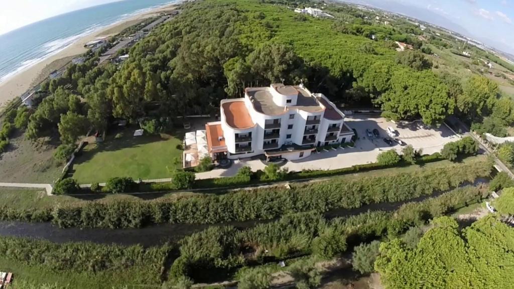 - une vue aérienne sur une maison située sur une colline à côté de l'océan dans l'établissement Parco Dei Principi, à Paestum