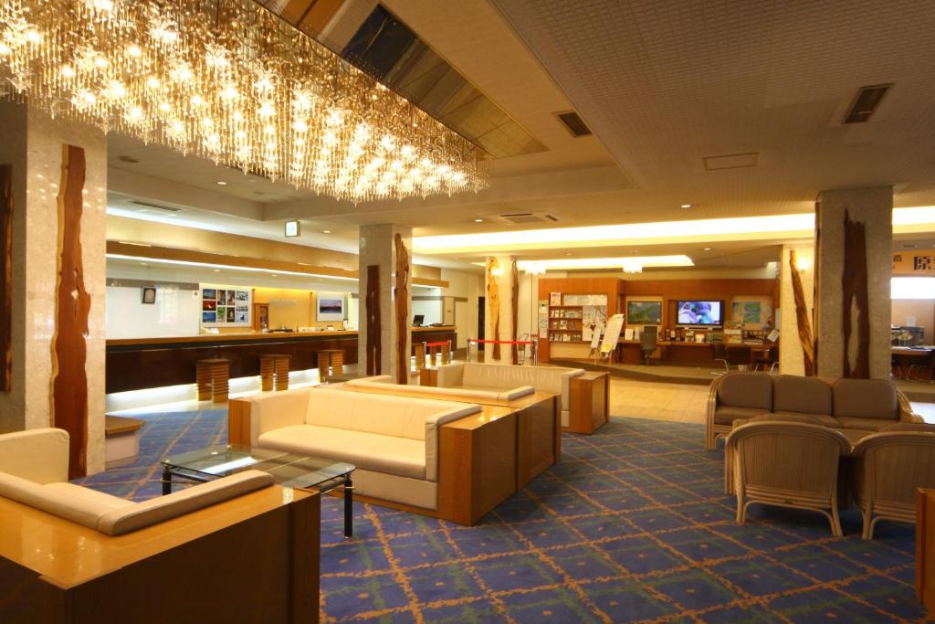 un hall d'entrée avec des canapés et des chaises dans un bâtiment dans l'établissement Hotel Shiretoko, à Shari