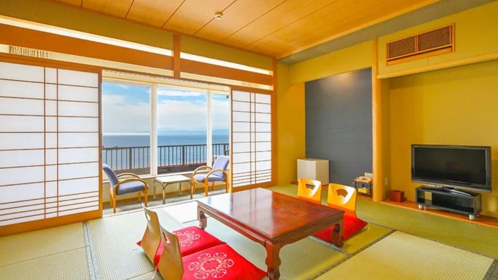 un salon avec vue sur l'océan dans l'établissement Futagojimasou, à Wakayama