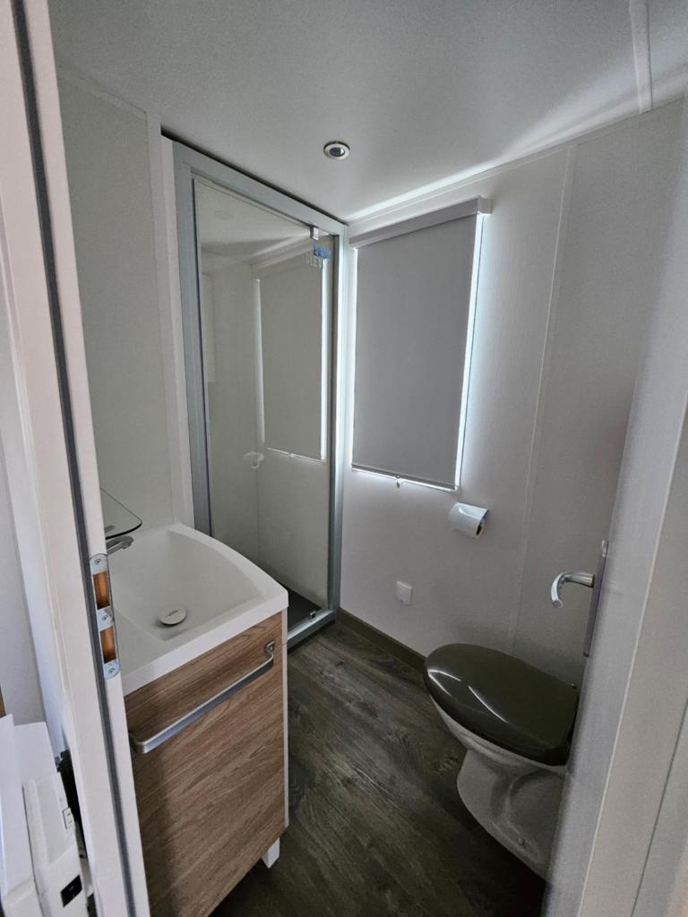 une petite salle de bain avec toilettes et lavabo dans l'établissement Mobilhome L'Estérel du Montourey, à Fréjus