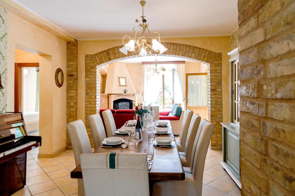 une salle à manger avec une longue table et des chaises dans l'établissement Villa Fonte a Colle, à Castorano