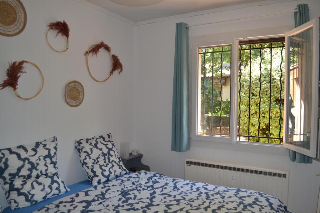 Maison rénovée avec terrasse privative et jardin au centre de Gemenos 2