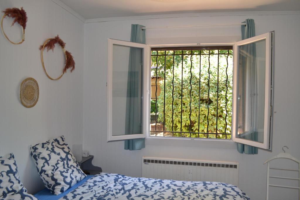 Maison rénovée avec terrasse privative et jardin au centre de Gemenos 7