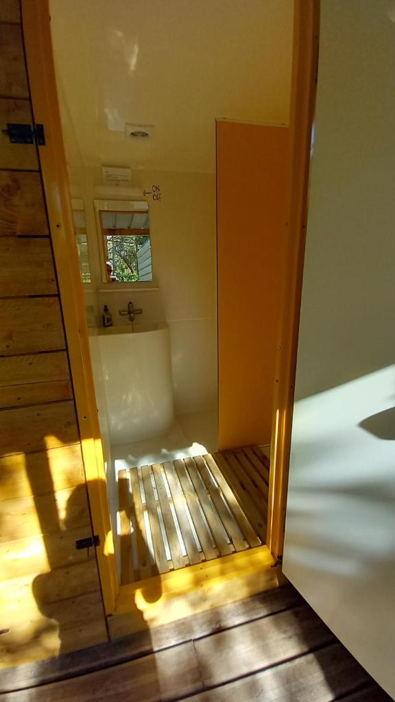 une vue d'une salle de bain depuis l'intérieur d'une maison dans l'établissement Adventure Forest, à Castellane