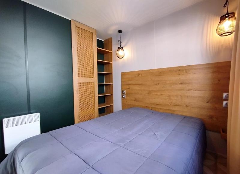 une chambre avec un grand lit dans une pièce dans l'établissement Camping Paradis Le Royon, à Fort-Mahon-Plage