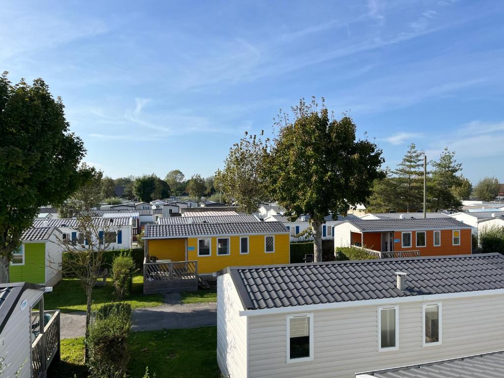 une vue aérienne d'un quartier résidentiel avec des maisons dans l'établissement Camping Paradis Le Royon, à Fort-Mahon-Plage