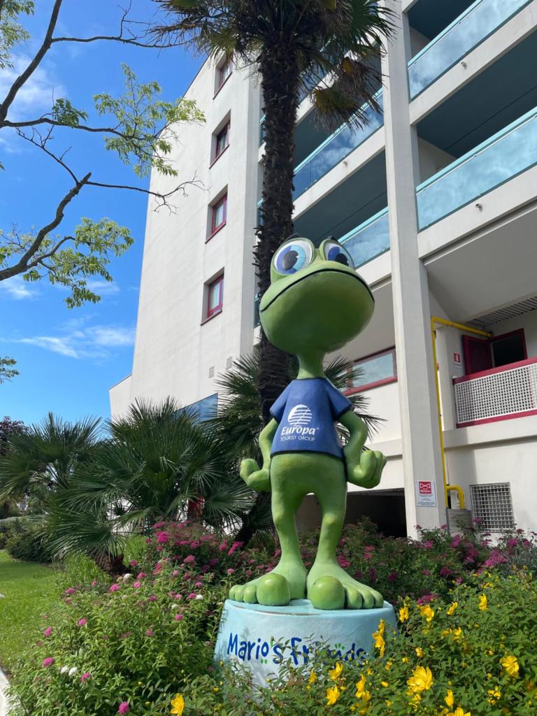 une statue d'une grenouille devant un bâtiment dans l'établissement Aparthotel Imperial, à Bibione