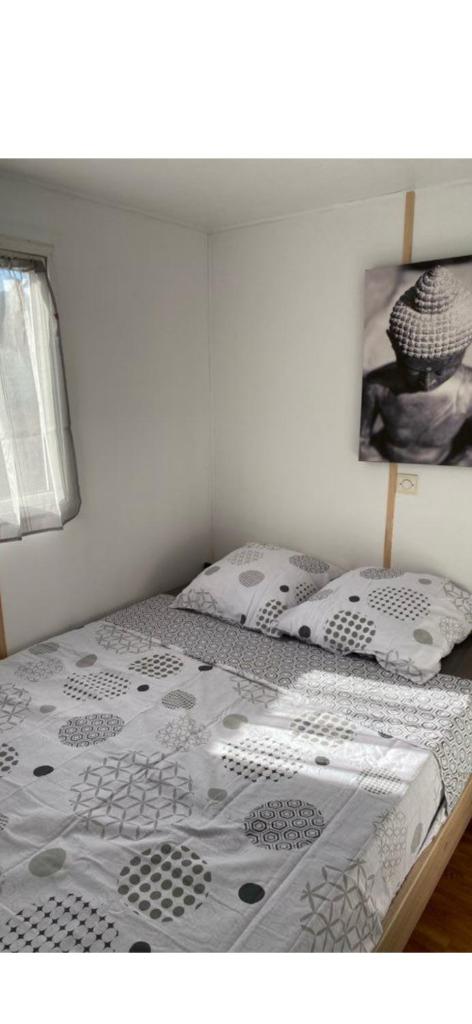 un lit avec une couette dessus dans une chambre dans l'établissement L éden, à Hyères 11 autres photos