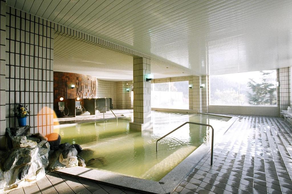 une piscine d'eau au milieu d'un bâtiment dans l'établissement Hotel Shiretoko, à Shari