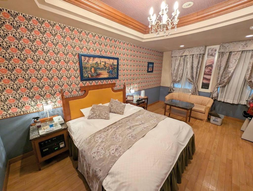 une chambre avec un grand lit dans une pièce dans l'établissement HOTEL D-CUBE 明石店, à Higashi-futami