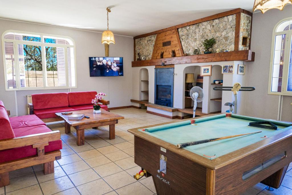 un salon avec une table de billard dans l'établissement Villa El Capitano With Garden And Pool - Happy Rentals, à Muro Leccese 37 autres photos