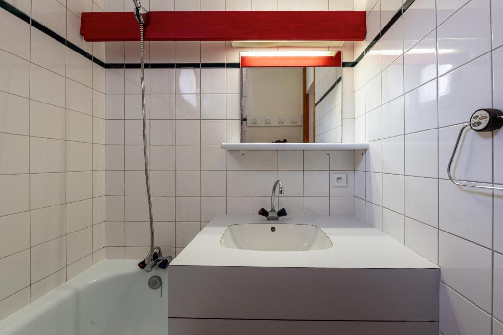 une salle de bain avec un lavabo et une baignoire dans l'établissement La Bûche, à Valmorel 15 autres photos