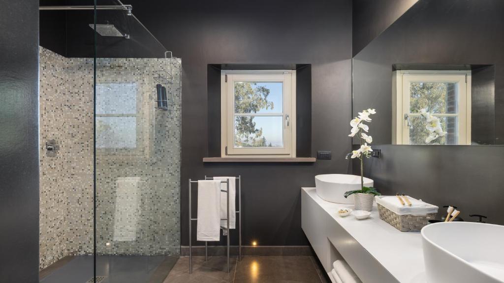 une salle de bain avec douche et lavabo dans l'établissement VILLA DADA 10, Emma Villas, à Rosignano Marittimo