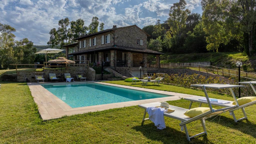 une maison avec une piscine dans la cour dans l'établissement VILLA DADA 10, Emma Villas, à Rosignano Marittimo