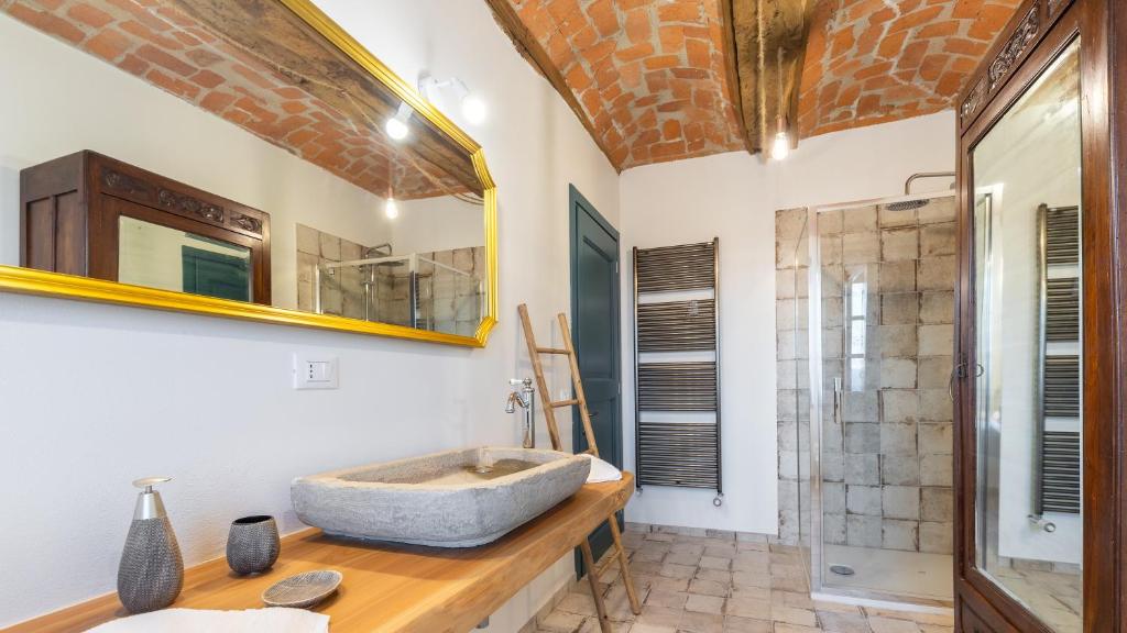 une salle de bain avec un lavabo en pierre et une douche dans l'établissement CASA LEONARDA 8, Emma Villas, à Belveglio