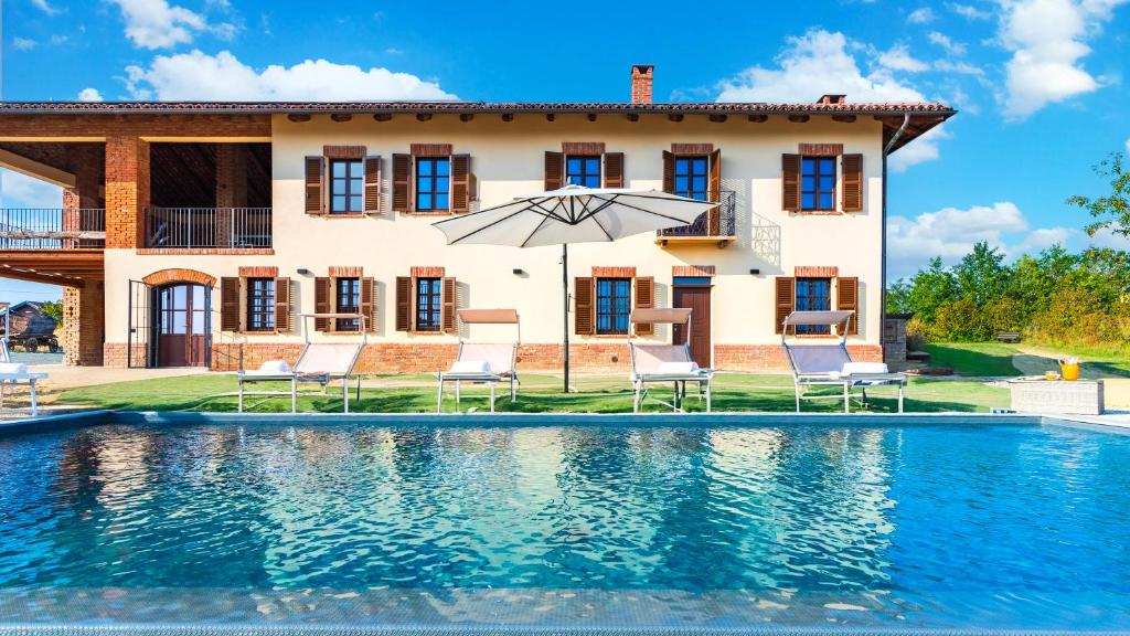 une villa avec piscine devant une maison dans l'établissement CASA LEONARDA 8, Emma Villas, à Belveglio