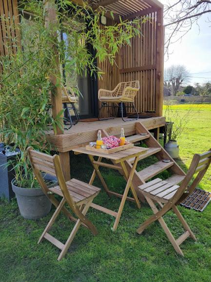 une table de pique-nique et deux chaises et une cabane dans l'établissement La Casa du Vau, à Bussy-le-Grand
