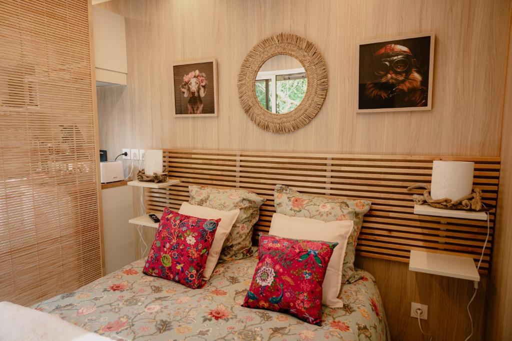 - une chambre avec un lit doté d'oreillers et d'un miroir dans l'établissement La Casa du Vau, à Bussy-le-Grand