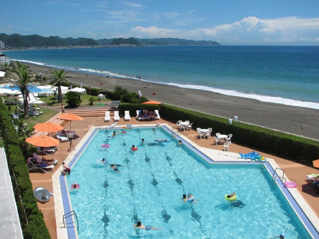 - une vue sur la piscine et la plage dans l'établissement Kamogawa Grand Hotel, à Kamogawa