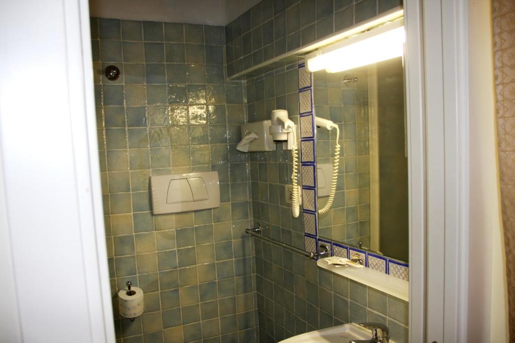 une salle de bain avec un lavabo et un miroir dans l'établissement Hotel Angela, à Fano 34 autres photos