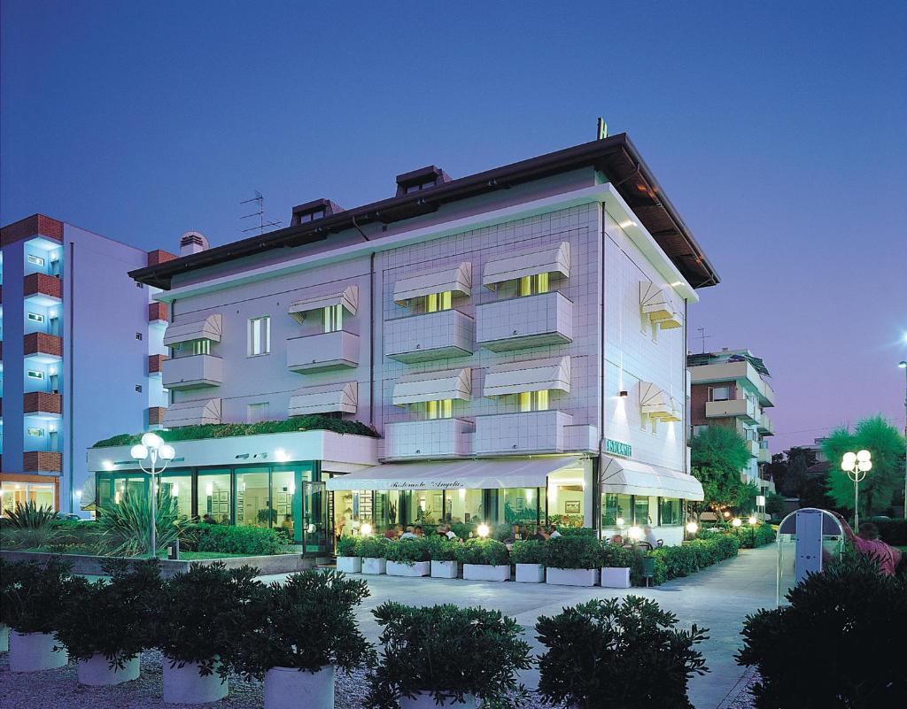 un grand bâtiment avec beaucoup de fenêtres dans l'établissement Hotel Angela, à Fano