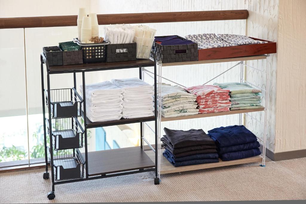 - un porte-serviettes dans la chambre dans l'établissement IKOI Villa, à Karuizawa 37 autres photos