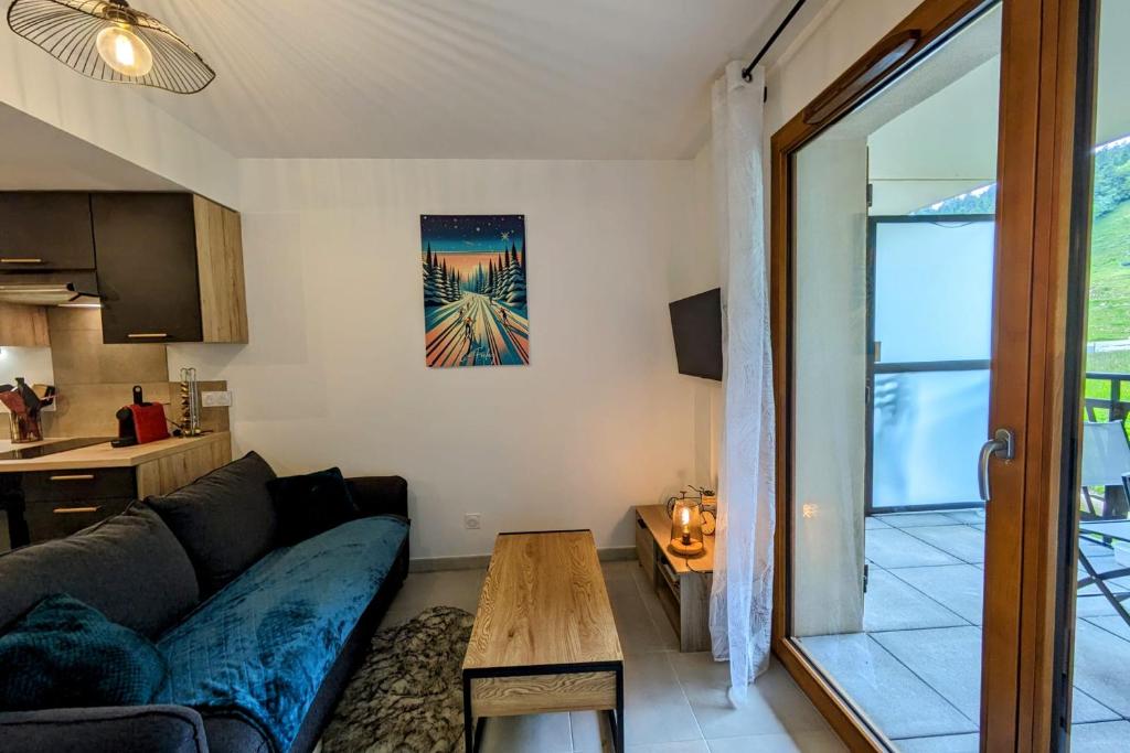 un salon avec un canapé et une table dans l'établissement Superbe appartement au pied des pistes, à La Féclaz 15 autres photos