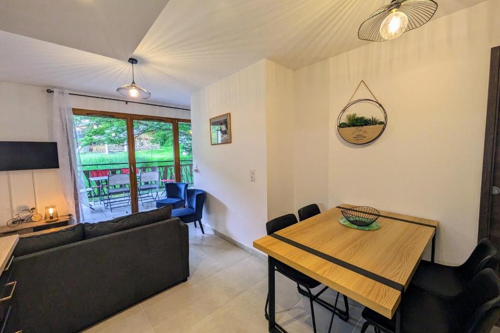 un salon avec une table et un canapé dans l'établissement Superbe appartement au pied des pistes, à La Féclaz