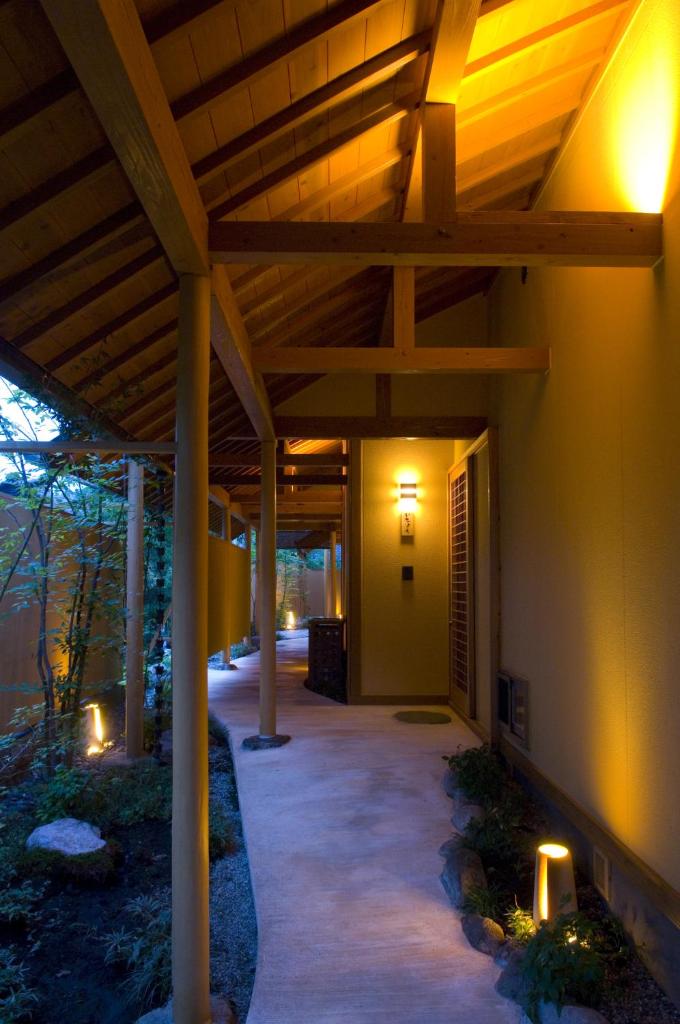 d'un patio sous un toit en bois éclairé. dans l'établissement Kutsurogi-no-Yado Nanakawa, à Yufu