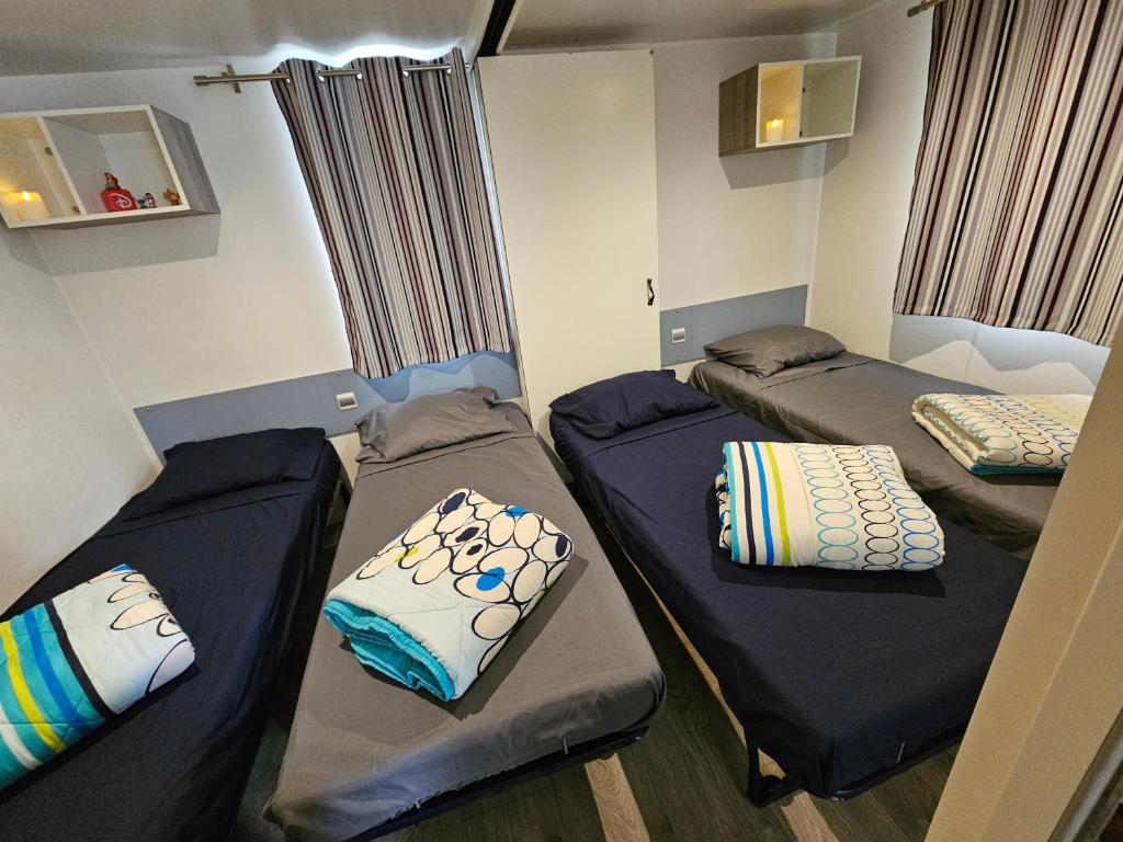 Cette chambre comprend 2 lits superposés. dans l'établissement Mobil home climatisé 6 pers, au Muy 25 autres photos