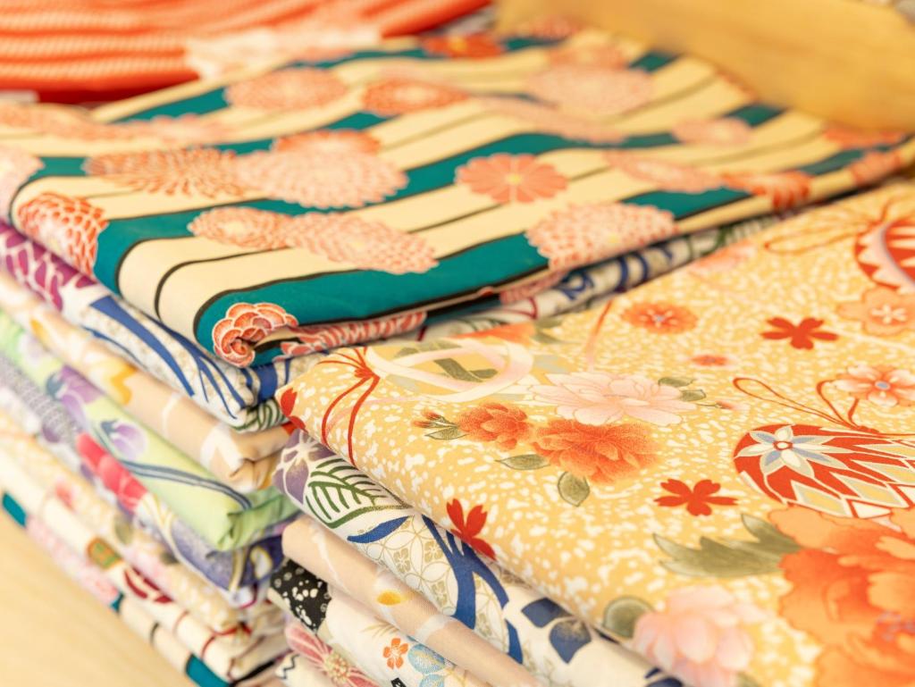 une fermeture d'une table avec un tissu de table coloré dans l'établissement くさつのお宿 清重館 Kiyoshigekan 素泊りの宿, à Kusatsu 37 autres photos