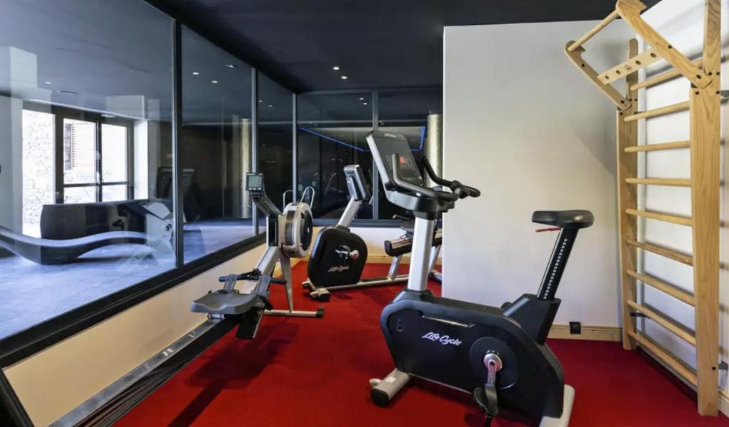 une salle de sport avec tapis de course et machines elliptiques dans l'établissement Homency - Résidence Daria-i-Nor 202, à L'Alpe-d'Huez