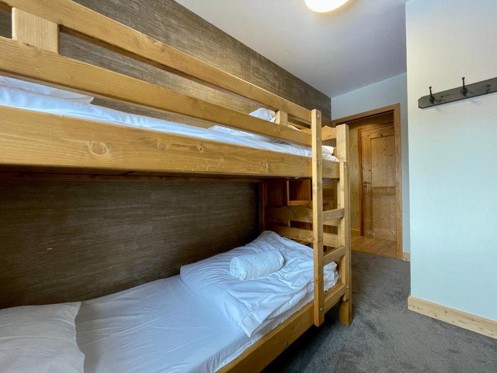 quelques lits superposés dans une chambre dans l'établissement Homency - Résidence Daria-i-Nor 202, à L'Alpe-d'Huez 15 autres photos
