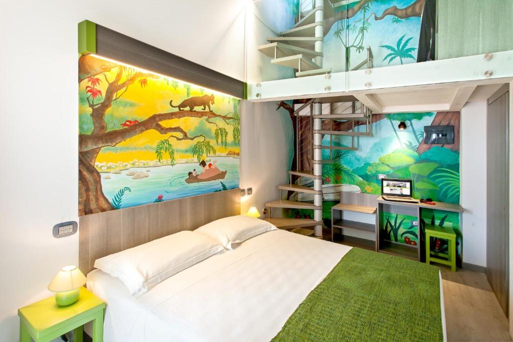 - une chambre pour enfants avec une fresque murale représentant la jungle dans l'établissement Hotel Fabrizio, à Rimini