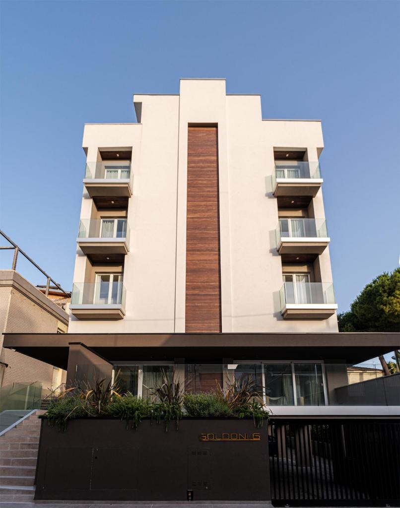 un grand bâtiment blanc avec une grande fenêtre dans l'établissement Residence Goldoni6 Suite Apartment, à Rimini