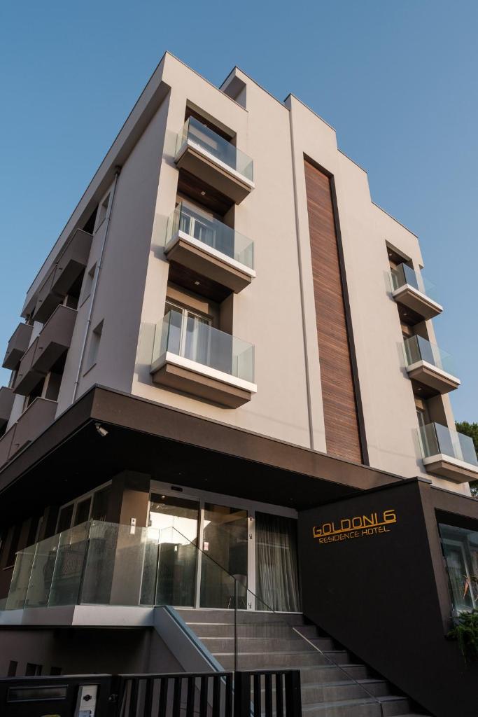 un bâtiment avec des balcons sur le côté dans l'établissement Residence Goldoni6 Suite Apartment, à Rimini