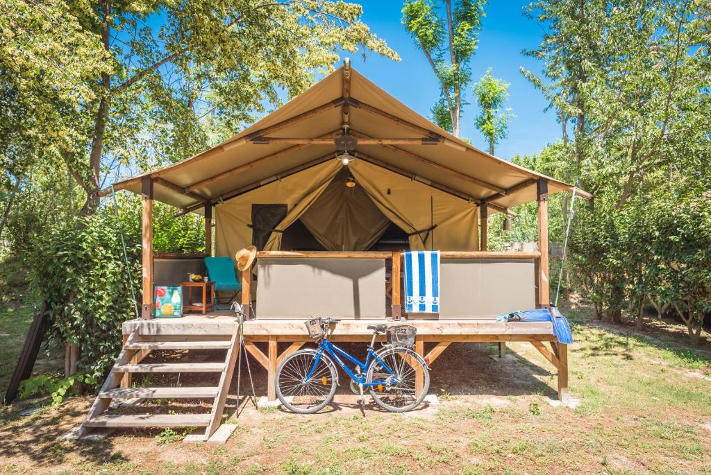 un vélo garé devant un kiosque dans l'établissement Camping La Plage Argelès, à Argelès-sur-Mer