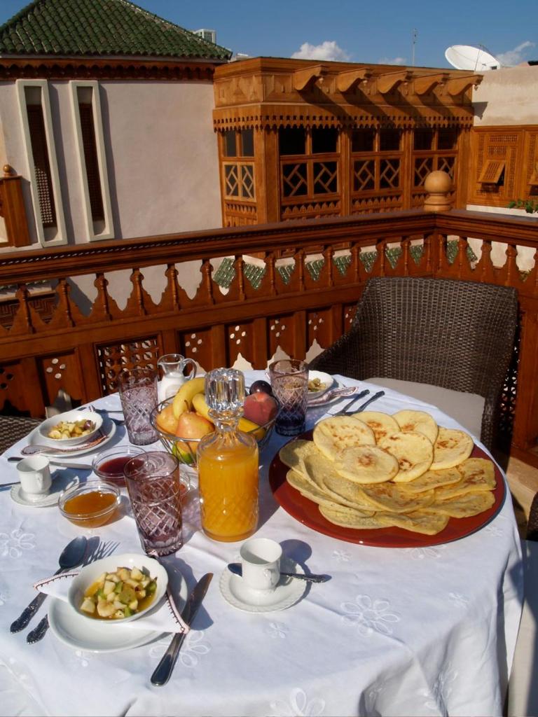 une table avec une assiette de nourriture dessus dans l'établissement Riad Flam & Spa, à Marrakech
