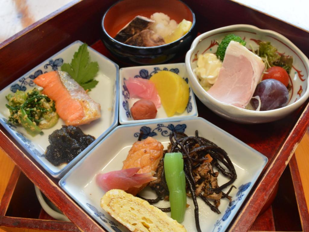 un plateau de nourriture avec différents types d'aliments dans l'établissement Hiogiso, à Shima