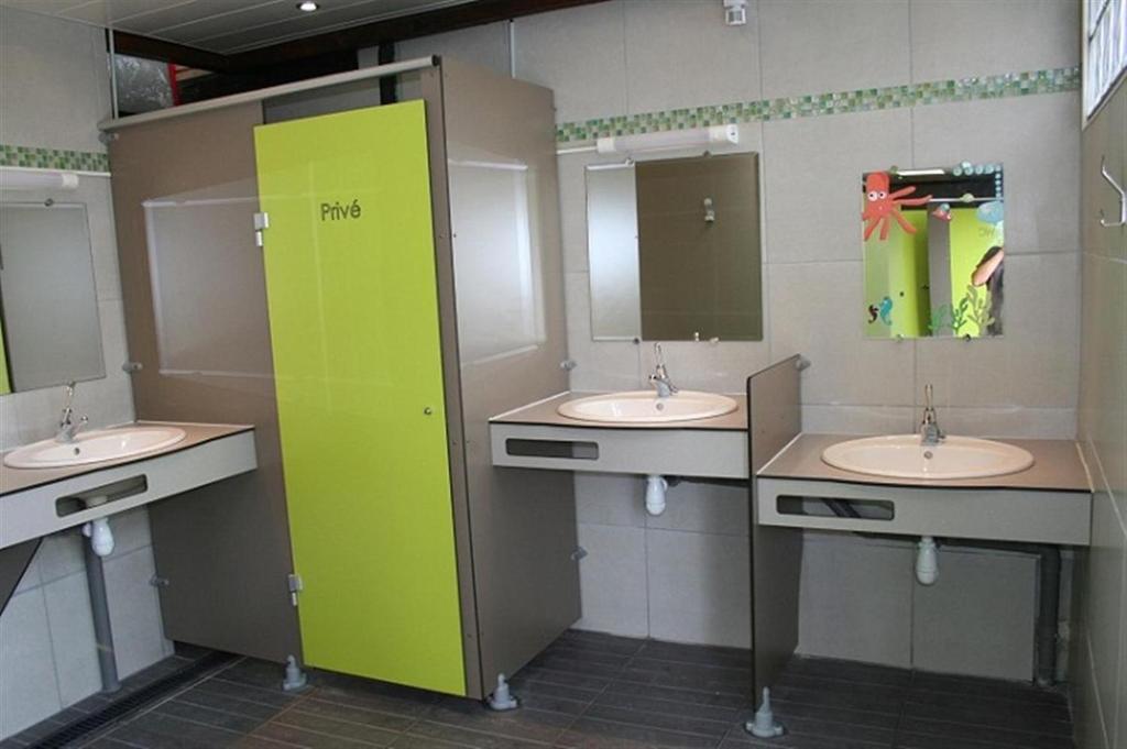 une salle de bain avec deux lavabos et deux miroirs dans l'établissement La haut, à Camoël