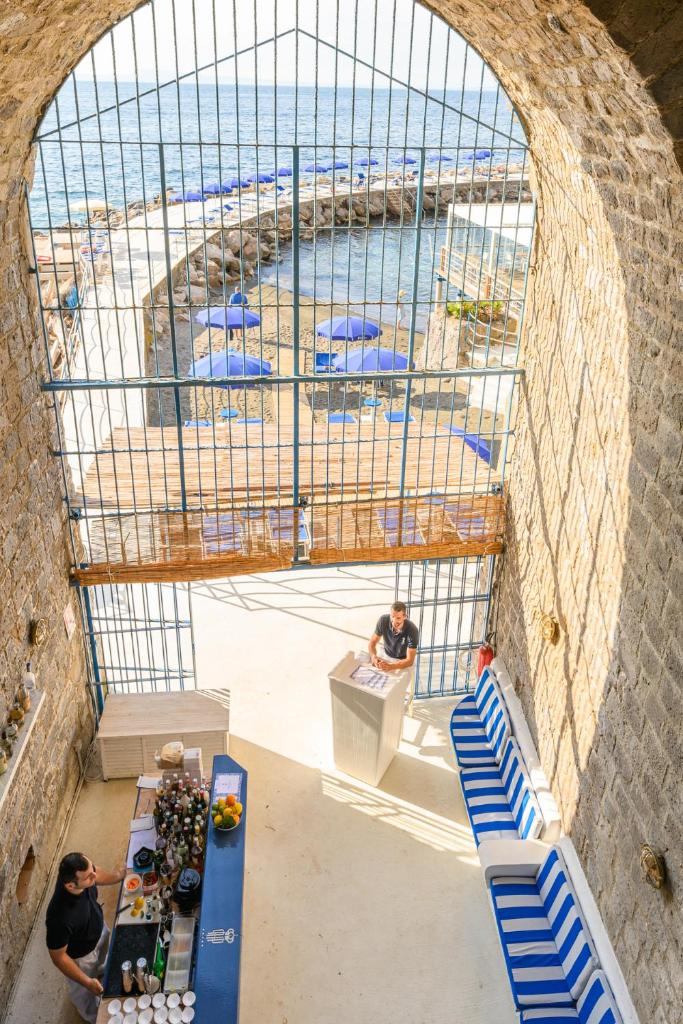 - une vue sur la plage depuis le haut d'un bâtiment dans l'établissement Parco dei Principi, à Sorrente