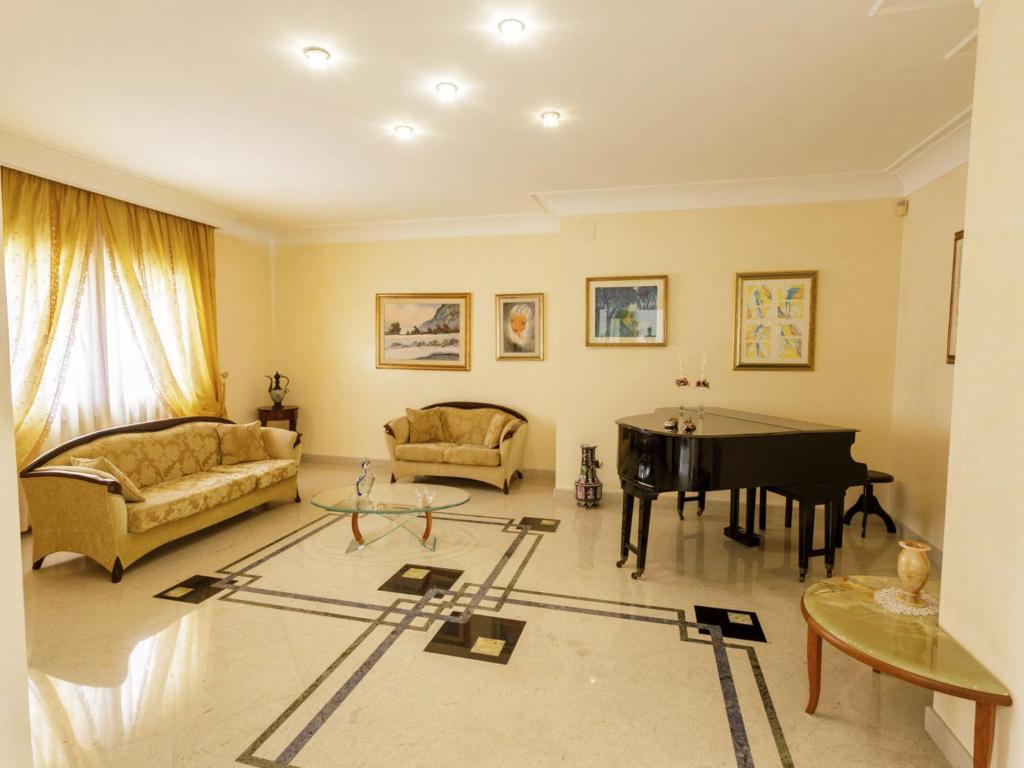 un salon avec une table et un piano dans l'établissement Villa Incoronata by Interhome, à Nardò