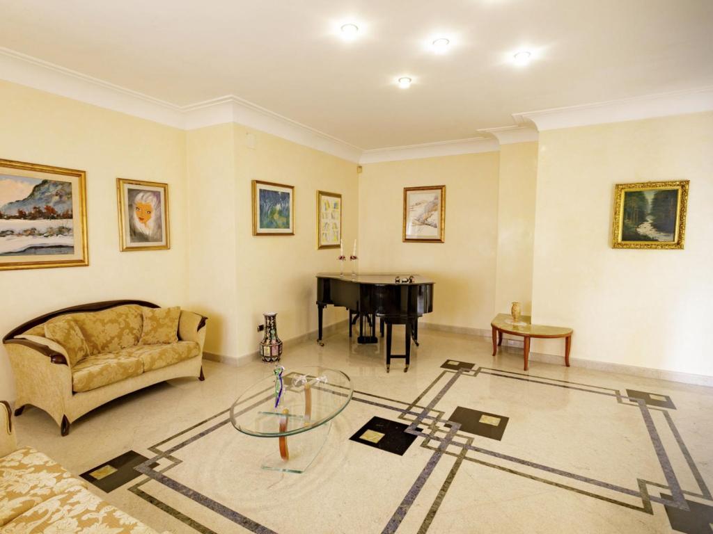 - un salon avec un canapé et un piano dans l'établissement Villa Incoronata by Interhome, à Nardò