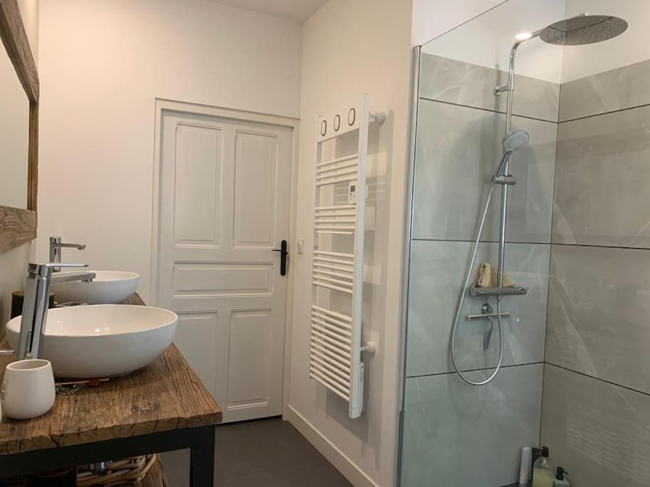 une salle de bain avec une douche en verre et un lavabo dans l'établissement Gîte Nature, à Marcolès 17 autres photos
