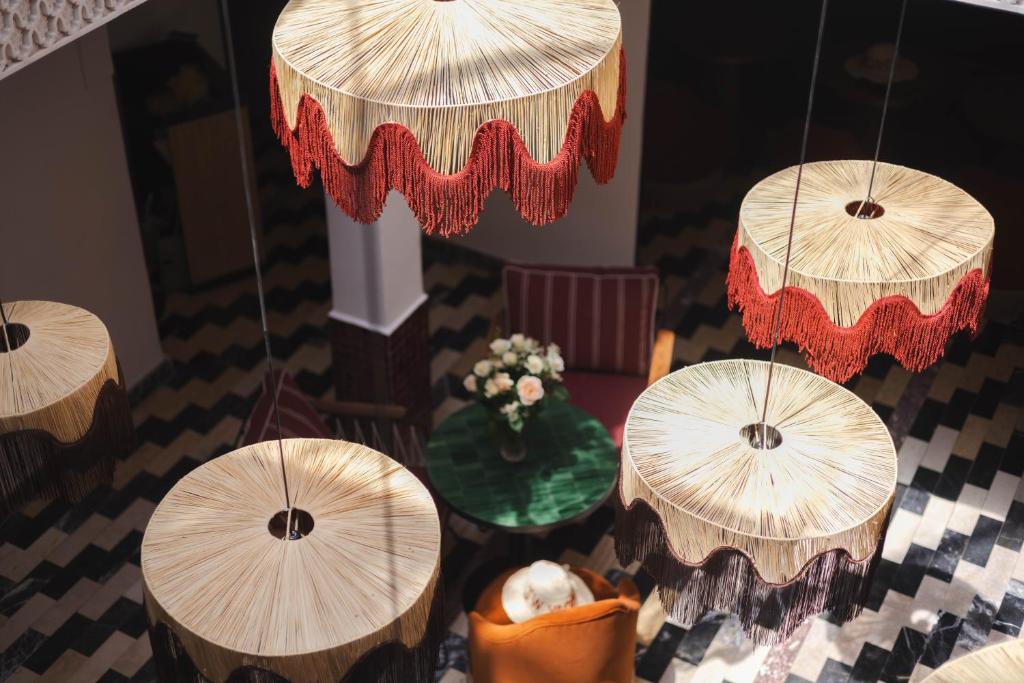 d'une table avec des parasols en bois. dans l'établissement Riad JW Yacout, vivez l'expérience Medina, à Marrakech