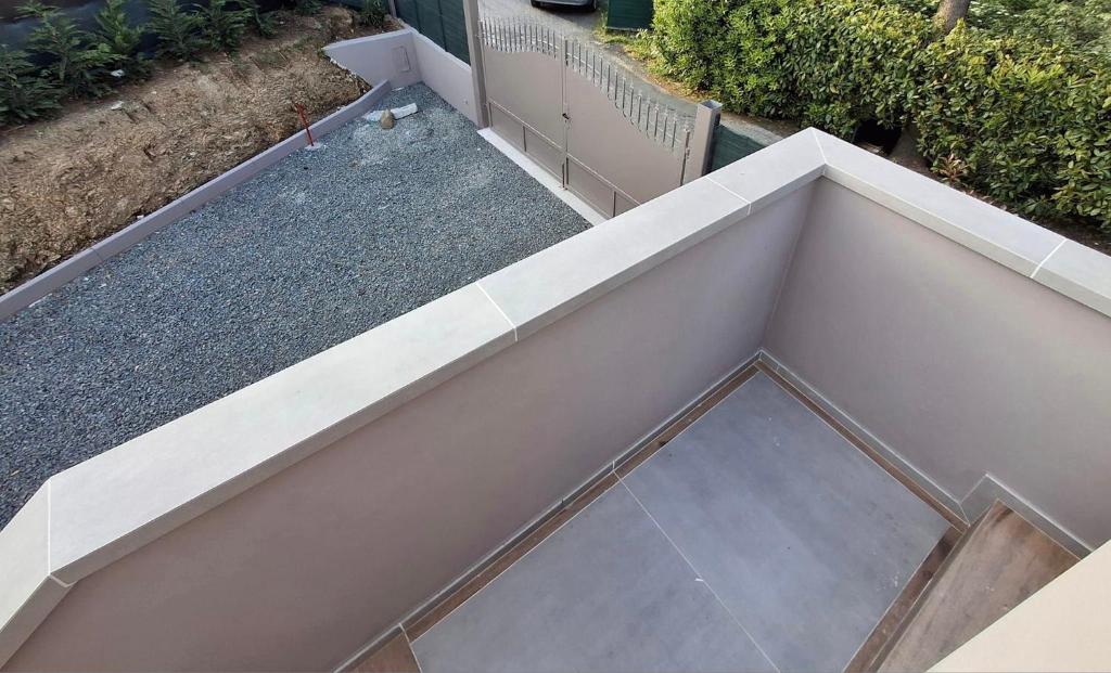 une vue aérienne d'un patio avec un sol en béton dans l'établissement Colori di Mare Luxury Holiday, à Lerici 39 autres photos