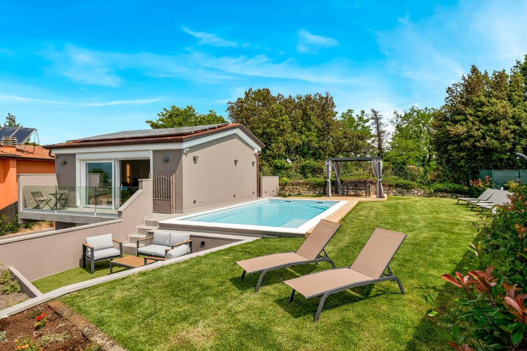 une cour avec une piscine et des chaises dans l'établissement Colori di Mare Luxury Holiday, à Lerici
